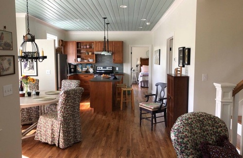 Hot Springs Cottage | Charming Cottage- Away from it all on the river!