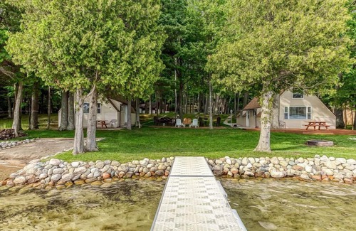 Empire Cottage | Charming Cottage- Baby Bear on Little Glen