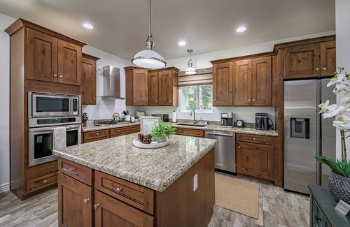 Munds Park Cottage | Charming Cottage-Backs the Nat.Forest with Spa, AC/Heat, Fire Pit and Game Room!