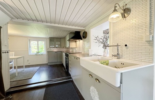 Vanersborg Municipality Ski Chalet | Charming Cottage by Lake Vänern, Frändefors | SE17013