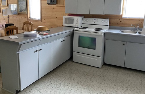 Winnipeg Beach Cottage | Charming cottage with beautiful vistas - 100m from beach