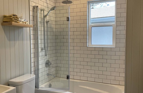 Saanich Bed & Breakfast | Charming Cottage Centrally LocatednBusiness Licence #28949