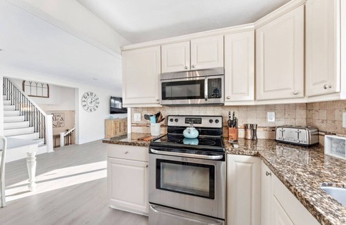 Clear Lake Shores Cottage | Charming Cottage Close to Kemah Boardwalk