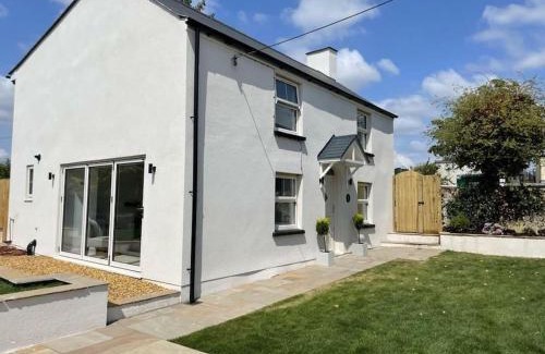 Coychurch House | Charming Cottage close to M4 Bridgend