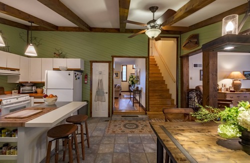 Midway House | Charming Cottage Conveniently Located In The Heart Of Horse And Bourbon Country