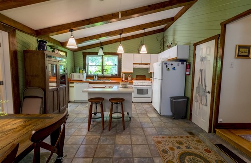 Midway House | Charming Cottage Conveniently Located In The Heart Of Horse And Bourbon Country