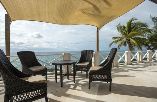 Rainbow Bay House | Charming Cottage Directly on Calm Caribbean, Best Ocean Views!