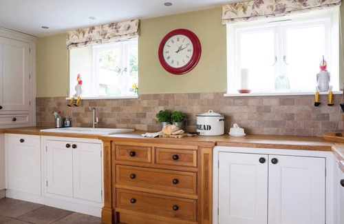 Eartham House | Charming Cottage for 10 in Heart of South Downs