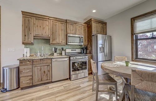 Washington Fields House | Charming cottage for 2 | Resort Pool | Minigolf | CC
