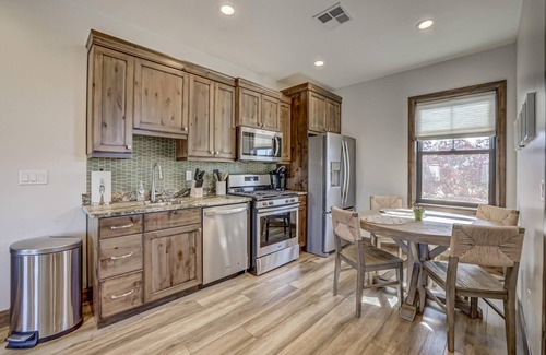Washington Fields House | Charming cottage for 2 | Resort Pool | Minigolf | CC