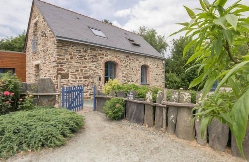 Guemene-Penfao Cottage | Charming Cottage with Garden, Bikes, and Family Amenities in Quiet Callac