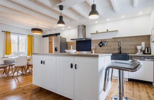 Saint-Lyphard Cottage | Charming Cottage with Terrace, Near Beaches, Parking, Wi-Fi, Baby Equipment, and Ping-Pong