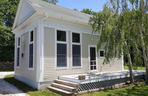 South Dartmouth House | Charming Cottage Getaway in Beachfront Community