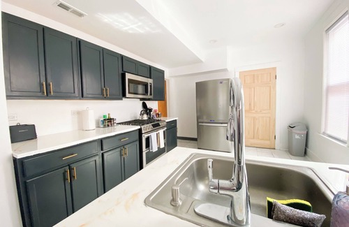 Tri-Taylor Apartment | Charming Cottage Home Near Little Italy & UIC