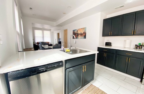 Tri-Taylor Apartment | Charming Cottage Home Near Little Italy & UIC