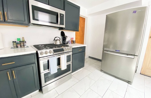 Tri-Taylor Apartment | Charming Cottage Home Near Little Italy & UIC