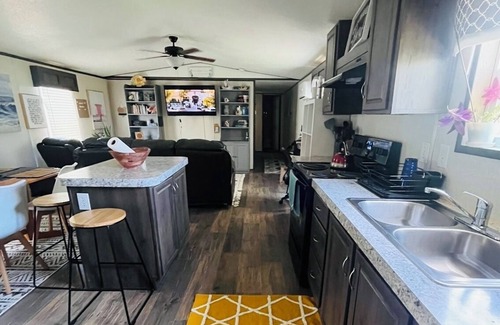 Dickinson House | Charming Cottage I on Dickinson Baynn