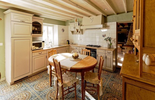 Gimnee Cottage | Charming cottage in a farm with views