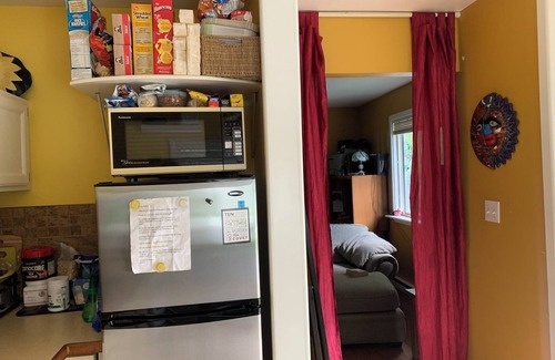 Regional District of Nanaimo Cottage | Charming cottage in beautiful Nanaimo Kitchen AC, WiFi on the Nanaimo River