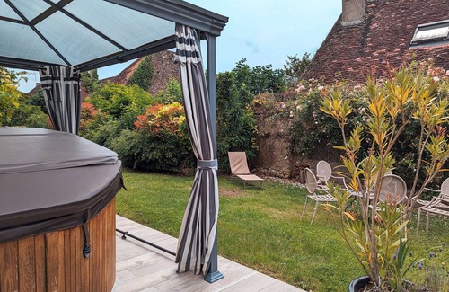 Le Blanc Cottage | Charming cottage in Berry with jacuzzi and terrace