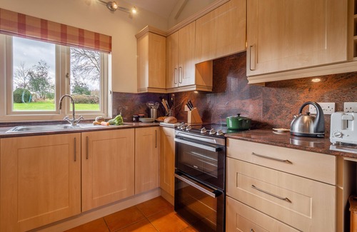 Layham Cottage | Charming cottage in beautiful private countryside with a boating lake - The Calf Pens