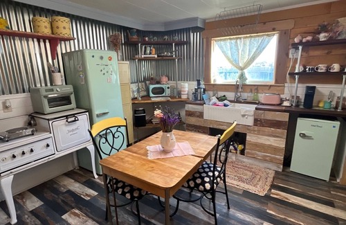 Caldwell House | Charming Cottage in Downtown Caldwell