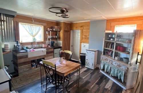 Caldwell House | Charming Cottage in Downtown Caldwell