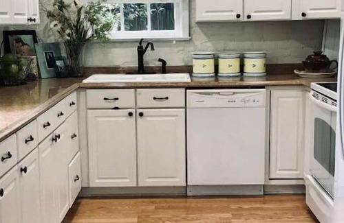 Columbia Cottage | Charming cottage in great neighborhood.close to downtown, fort and university