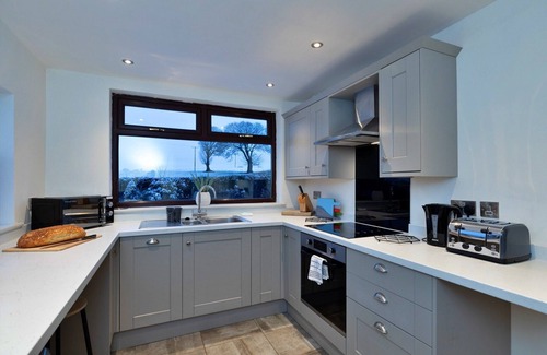 Cauldon Low Cottage | Charming cottage in Kingsley, No deposit