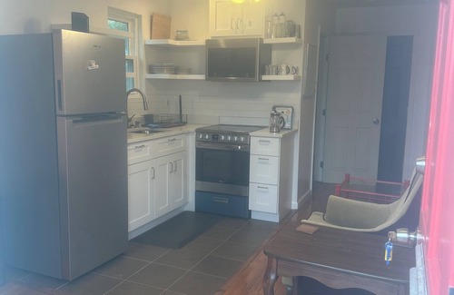 Kenner - Louis Armstrong International Airport Cottage | Charming cottage in Kenner with AC and WiFi. Enjoy your stay
