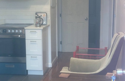 Kenner - Louis Armstrong International Airport Cottage | Charming cottage in Kenner with AC and WiFi. Enjoy your stay