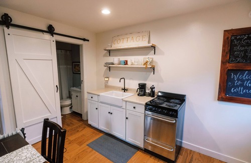 Lynchburg Cottage | Charming cottage in Lynchburg close to the Blue Ridge Mountains & Liberty U