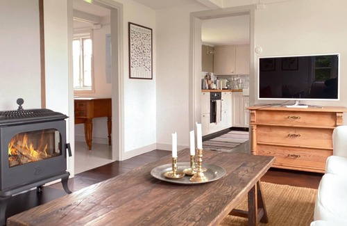 Hablingbo House | Charming cottage in rural tranquility.