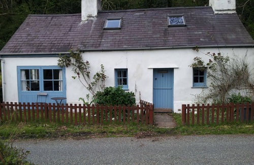 Fishguard Cottage | Charming Cottage in the Gwaun valley, near NewportnSleeps 4