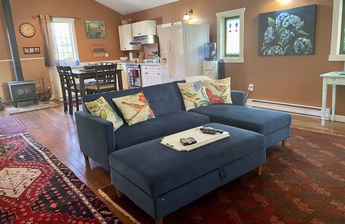Yellow Point Cottage | Charming Cottage in the Country