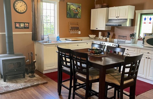 Yellow Point Cottage | Charming Cottage in the Country