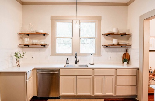 Victoria House | Charming cottage in the heart of historic downtown Victoria!