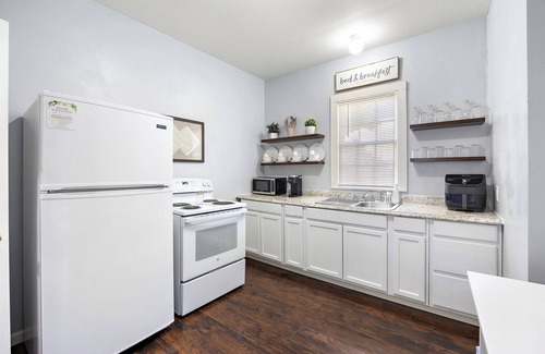 Nacogdoches House | Charming Cottage in historic Nacogdoches. Steps away from the brick streets!