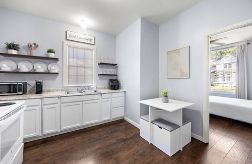 Nacogdoches House | Charming Cottage in historic Nacogdoches. Steps away from the brick streets!
