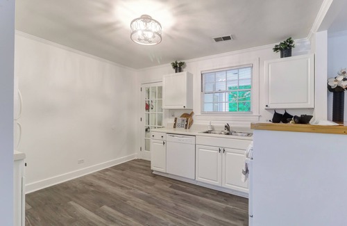 Summerville Cottage | Charming Cottage in Historic Summerville! 2-Bed 2-Bath Walk to shopping/dining!