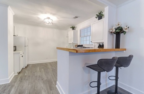 Summerville Cottage | Charming Cottage in Historic Summerville! 2-Bed 2-Bath Walk to shopping/dining!