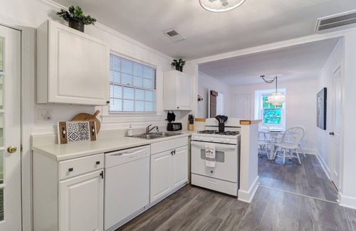 Summerville Cottage | Charming Cottage in Historic Summerville! 2-Bed 2-Bath Walk to shopping/dining!