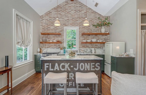 Summerville Historic District Cottage | Charming cottage in downtown historic Summerville