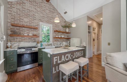 Summerville Historic District Cottage | Charming cottage in downtown historic Summerville