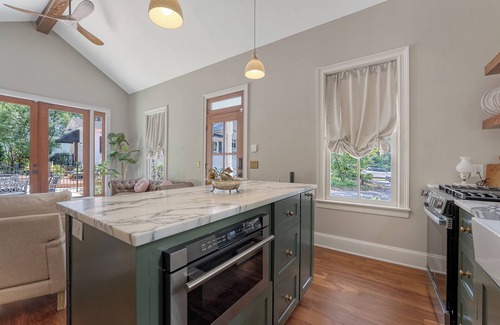 Summerville Historic District Cottage | Charming cottage in downtown historic Summerville