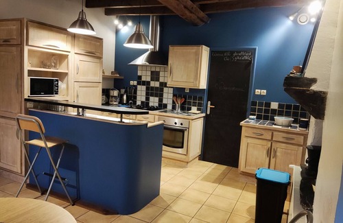 Nozay Cottage | Charming Cottage in Verdant Park with Modern Amenities & Family Activities