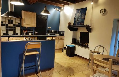 Nozay Cottage | Charming Cottage in Verdant Park with Modern Amenities & Family Activities