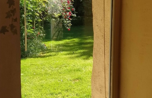 Nozay Cottage | Charming Cottage in Verdant Park with Modern Amenities & Family Activities