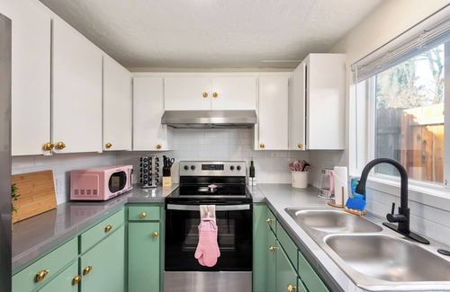 Sellwood-Moreland Cottage | Charming cottage in walkable Sellwood - free parking, WiFi, dedicated workspace