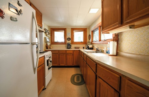 Bridgton Cottage | Charming cottage just 12' from the water's edge with gorgeous sunrise views!